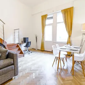 Loft-style Flat Next To Danube דירה